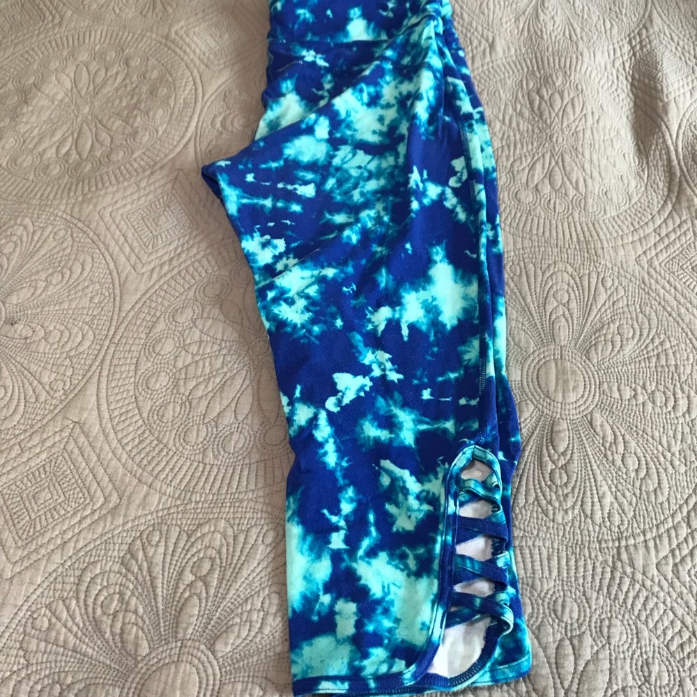 Athletic crop pants. Exercise pant.